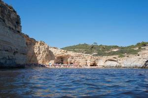 prachtig strand met toeristen gezien vanaf een boot. zomer in algarve, portugal. foto