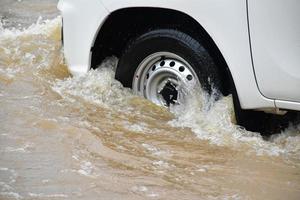 pick-up auto en voertuig in overstromingswater, autoverzekering en gevaarlijke situatie concept. foto