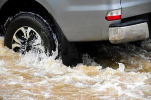 pick-up auto en voertuig in overstromingswater, autoverzekering en gevaarlijke situatie concept. foto