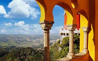 pena paleis, sintra - portugal, schilderachtig uitzicht vanaf een terras foto