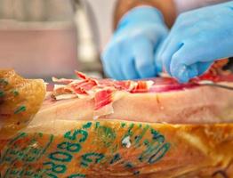 beroemde straatmarkt in de buurt van de kathedraal van Barcelona in Las Ramblas, Jamon Serrano-voorbereidingsstand foto