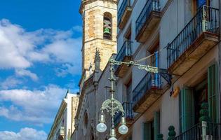 mooie straten van barcelona in het historische stadscentrum in de buurt van lar ramblas foto