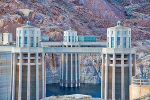 hoover dam krachttorens en reservoir foto