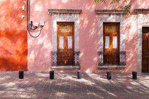 morelia, michoacan, kleurrijke straten en koloniale huizen in het historische stadscentrum van morelia, een van de belangrijkste toeristische attracties van de stad foto