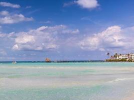 mexico, cancun, isla mujeres, playa norte strand met palmbomen en zand wachtend op toeristen foto