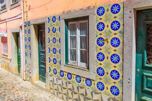 Portugal, schilderachtige straten van de kustplaats Cascais in het historische stadscentrum foto
