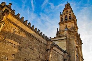 mezquita-kathedraal op een zonnige dag in het hart van het historische centrum van Cordoba foto