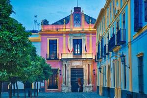 de straten van Sevilla bij een vroege zonsondergang in het historische centrum foto