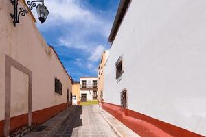 zacatecas, mexico, kleurrijke oude stadsstraten in het historische centrum van de nabije centrale kathedraal foto