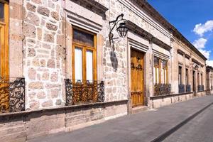 morelia, michoacan, kleurrijke straten en koloniale huizen in het historische stadscentrum van morelia, een van de belangrijkste toeristische attracties van de stad foto