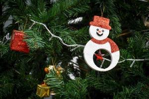 kerstdecor op sneeuwpop en dennenboom foto