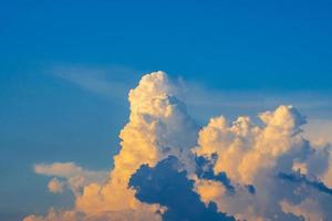 avondlucht met kleurrijke wolken in de zonsondergang foto