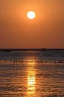 zonsondergang aan de horizon aan zee foto