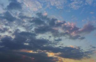 avondlucht met kleurrijke wolken in de zonsondergang foto