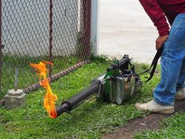 arbeiders openen een mistspuitgebied met pesticiden om muggen te doden foto