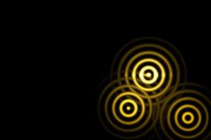 abstracte gouden cirkelvormige gaten met lichte ring op zwarte achtergrond foto