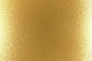 reflectie op ruwe gouden metalen wandoppervlakken, abstracte textuurachtergrond foto