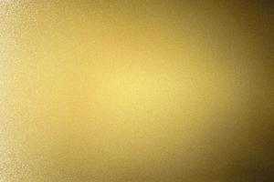 abstracte textuurachtergrond, bezinning geborsteld gouden metaalmuur in donkere ruimte foto