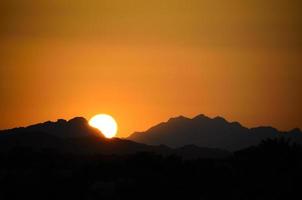 zon tussen de bergen in egypte foto