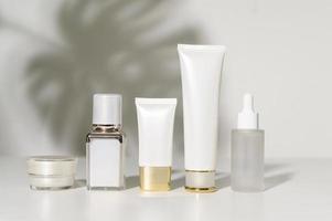 hydraterende crème fles over witte achtergrond studio, verpakking en huidverzorging schoonheid concept foto