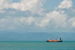 vloeibaar petroleumgas lpg-tanker in de zee foto
