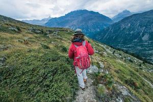 rijpe vrouw tijdens een bergwandeling foto