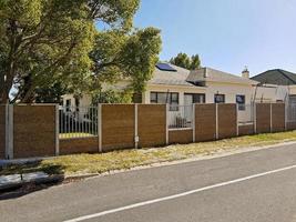 straat in claremont, kaapstad, zuid-afrika. zonnig weer foto