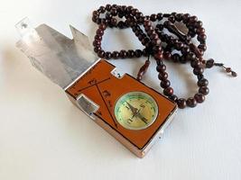 islamitische achtergrond van speciaal kompas om qibla-richting en gebedshulpmiddel te bepalen. foto