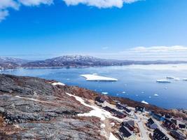 luchtfoto klein mooi dorp over sneeuw in qaqortoq groenland europa foto