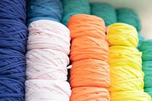 bolletjes wol in verschillende kleuren. close-up zicht op wollen breiballen in verschillende kleuren. foto