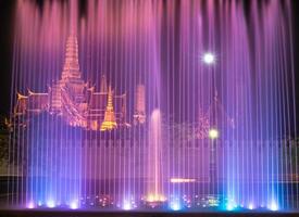 het koninklijk paleis van thailand met kleurrijke fontein 's nachts in bangkok de hoofdsteden van thailand. foto