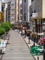 estepona, andalusië, spanje, 2014. straatbeeld in estepona foto