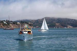 sausalito, californië, usa, 2011. motorkruiser nadert de jachthaven foto