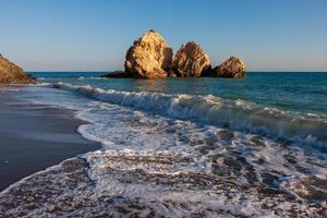 grote rotsen voor de kust van cyprus foto