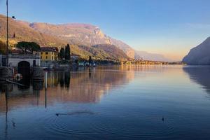 schilderachtig uitzicht op het comomeer vanaf mandello del lario foto