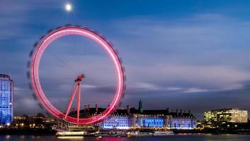 london, uk, 2015. zicht op de London Eye bij nacht foto