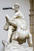 florence, toscane, italië, 2019. standbeeld van hercules en nessus in loggia dei lanzi, piazza della signoria foto