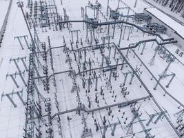 luchtfoto van een elektrisch onderstation met hoogspanning in het winterseizoen. foto