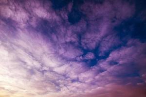 kleurrijke lucht met zon achtergrond foto