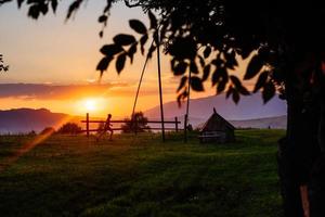 dorpssilhouet bij zonsondergang foto