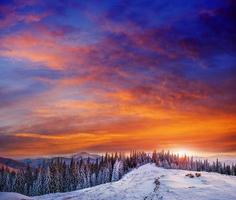 fantastische zonsondergang in de bergen foto