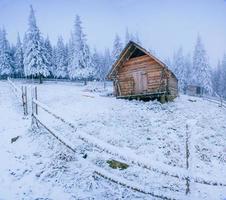 hut in de bergen in de winter foto