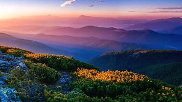 magische zonsondergang in de bergen foto