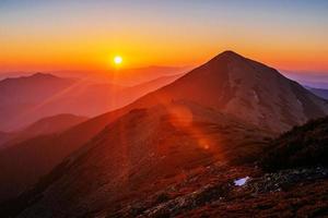 magische zonsondergang in de bergen foto