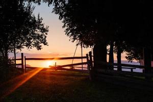 dorpssilhouet bij zonsondergang foto