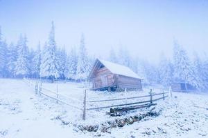 idyllisch huisje in de winter foto