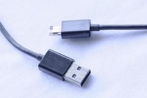 usb-kabel voor smartphone geïsoleerd op een witte achtergrond. foto