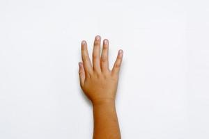 jongen verhogen vijf vingers bij de hand op een witte achtergrond. foto