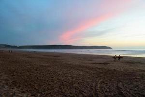 strand bij zonsondergang in de zomer foto