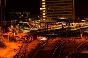 aan treinrails wordt 's nachts gewerkt foto